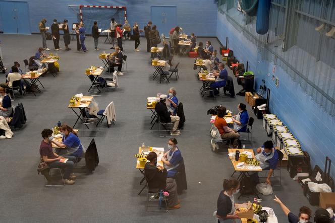 Des étudiants se font administrer des vaccins à l’université du Kent, à Canterbury, en Angleterre, le 19 mars 2026.