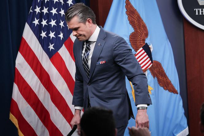 Le ministre de la défense américain, Pete Hegseth, quitte une conférence de presse au Pentagone à Arlington (Virginie), le 19 mars 2026.