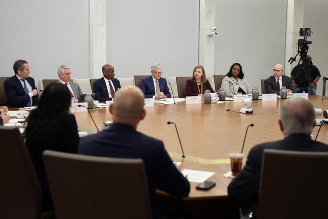 Jerome Powell (au centre), lors d’une réunion des administrateurs de la Fed, à Washington, le 19 mars 2026.