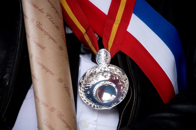 Cordon de la Confrérie des chevaliers du tastevin, lors de la fête viticole de la Saint-Vincent tournante, à Couchey (Côte-d’Or), en janvier 2023. 