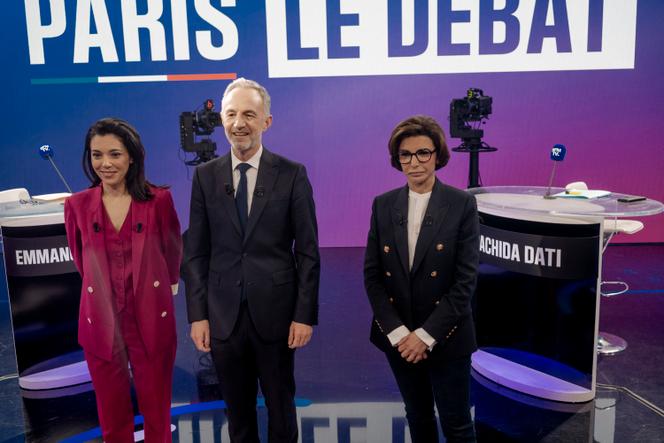 Sophia Chikirou, Emmanuel Grégoire e Rachida Dati, os três candidatos no segundo turno das eleições municipais parisienses, antes do debate na BFM-TV, em Paris, 18 de março de 2026.