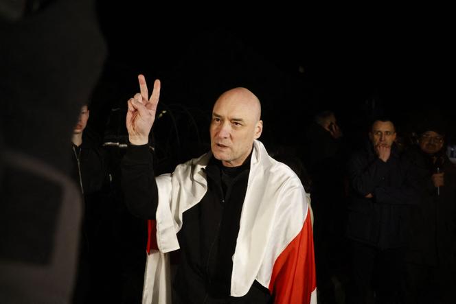 Valentin Stefanovitch, défenseur des droits humains, arrive à Vilnius, le 19 mars 2026, après sa libération.