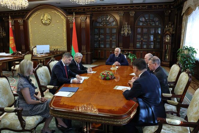 Lors de la rencontre organisée entre le président de la Biélorussie, Alexandre Loukachenko, et l’envoyé américain, John Coale, à Minsk, le 19 mars 2026.