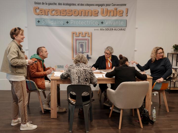 Des bénévoles épluchent des photos des cahiers d’émargement dans le local de campagne d’Alix Soler-Alcaraz, candidat de l’union de la gauche, à Carcassonne (Aude) le 18 mars 2026.