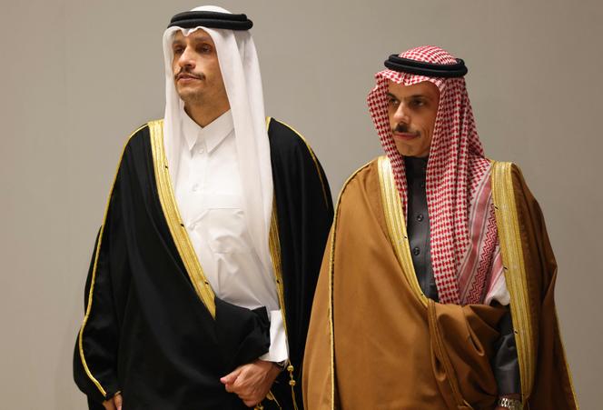 Le ministre des affaires étrangères saoudien, Fayçal Ben Farhan Al Saoud (à droite), et son homologue qatari, Mohammed Ben Abderrahmane Al Thani, à Riyad, le 19 mars 2026.