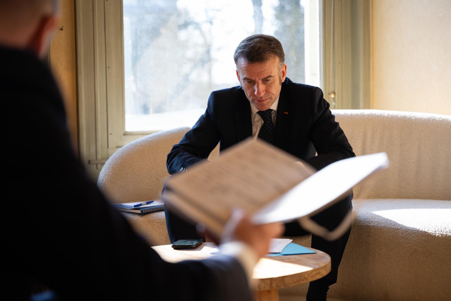 Le rôle d’Emmanuel Macron dans la campagne municipale parisienne en question