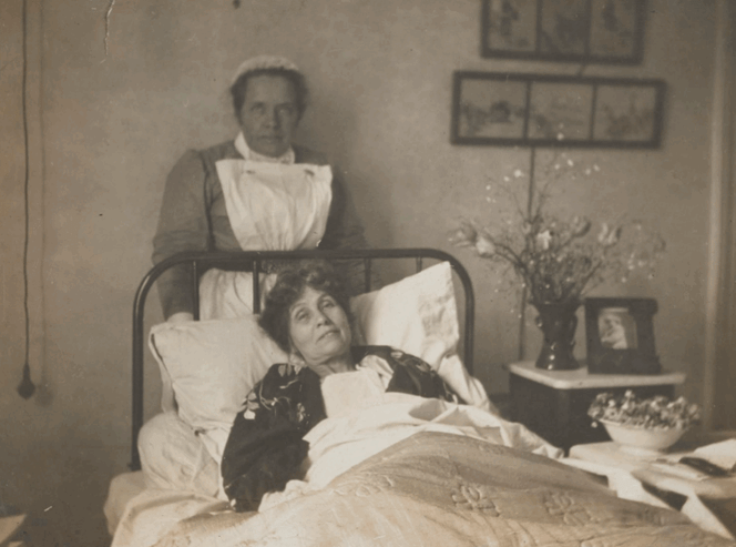 L’infirmière Catherine Pine et la suffragette Emmeline Pankhurst, en 1913.