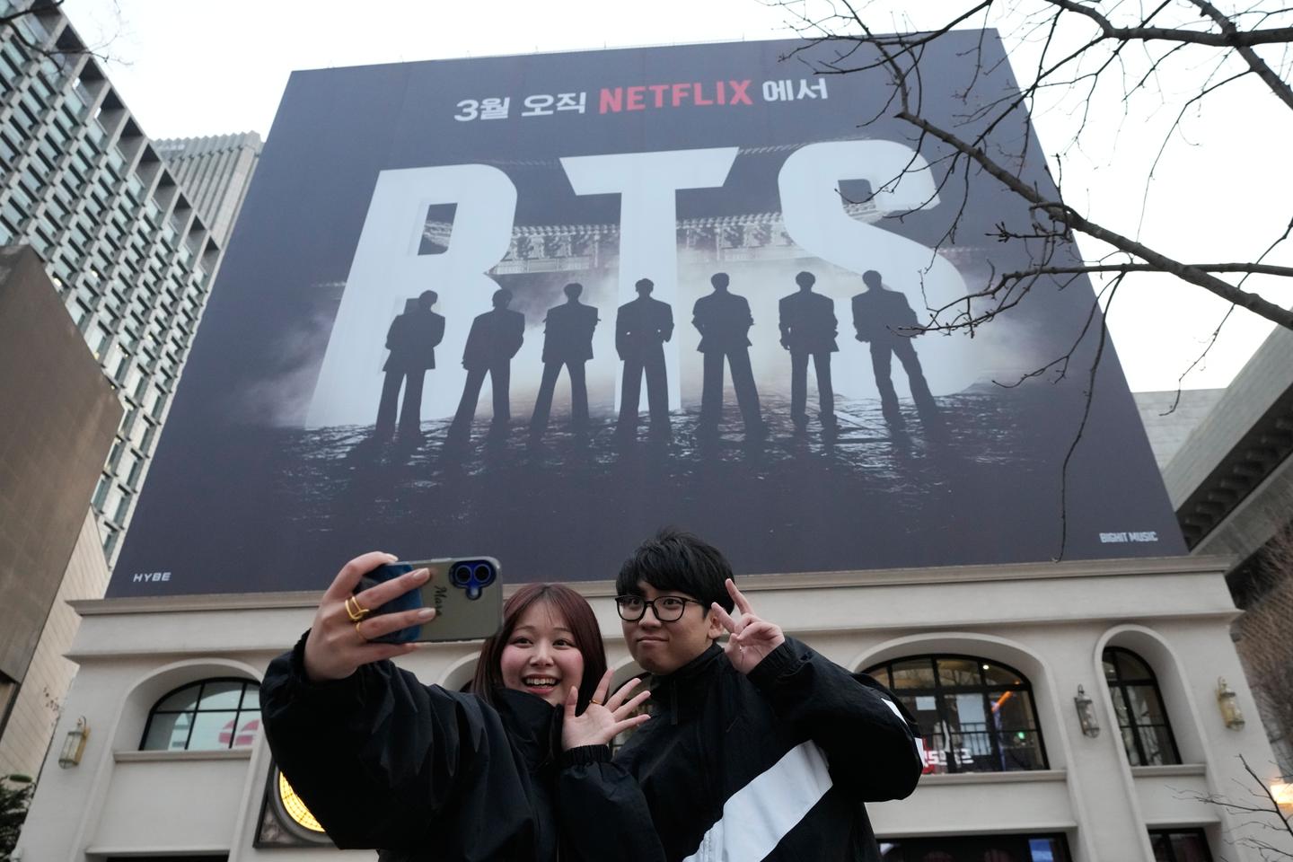 Le retour de BTS, groupe de K-pop, célébré par la Corée du Sud avec un album « Arirang » et un méga concert à Séoul retransmis sur Netflix