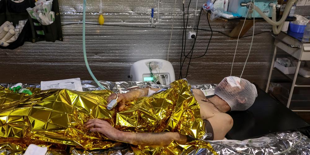 Un soldat blessé, dans un point de stabilisation proche de la ligne de front dans l’oblast de Zaporijia, le 19 mars 2026. - MAKSYM KISHKA/REUTERS