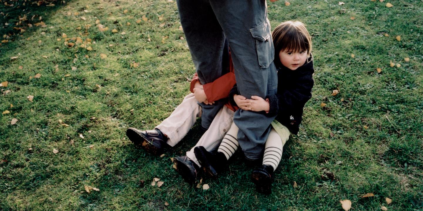 La paternité à 60 ans : un père confie ses différences d'éducation entre ses filles