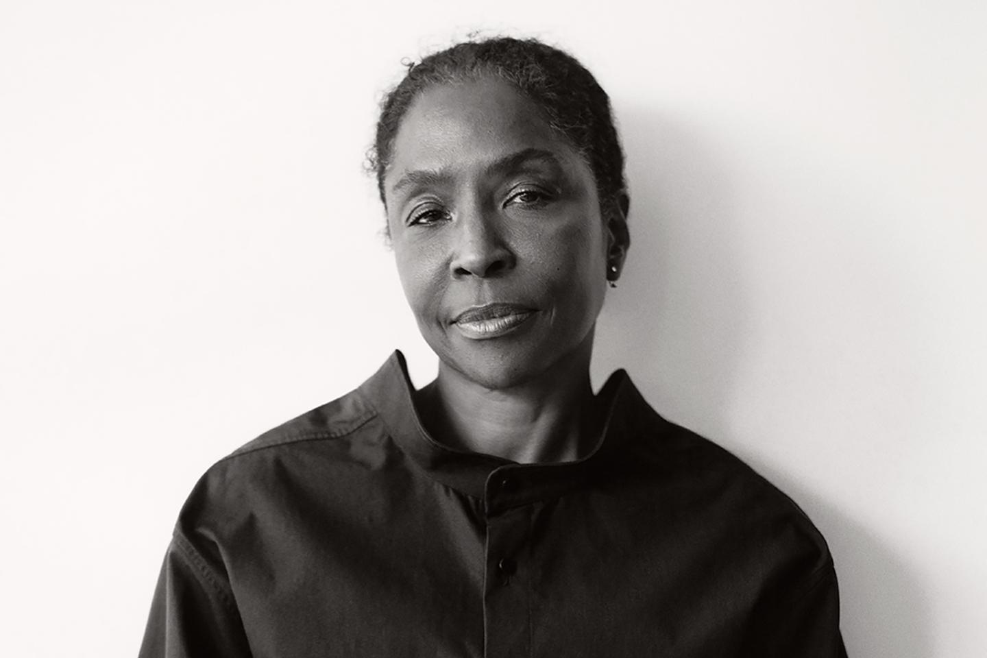 A Venise, une exposition célèbre Lorna Simpson, artiste qui interroge la représentation des Afro-Américaines dans la société