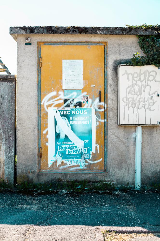 Cartaz desfigurado do Rally Nacional, em Is-sur-Tille (Côte-d'Or), 18 de março de 2026. 