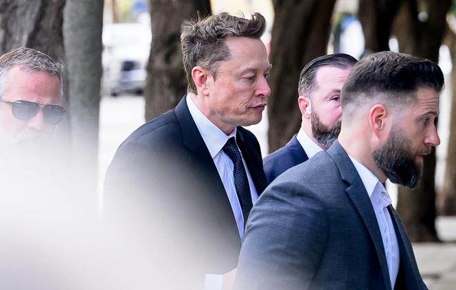 Elon Musk arrive au tribunal fédéral de San Francisco (Californie), le 4 mars 2026. Il est jugé au civil pour avoir prétendument manipulé le cours de l’action de Twitter avant son rachat de l’entreprise, en 2022.