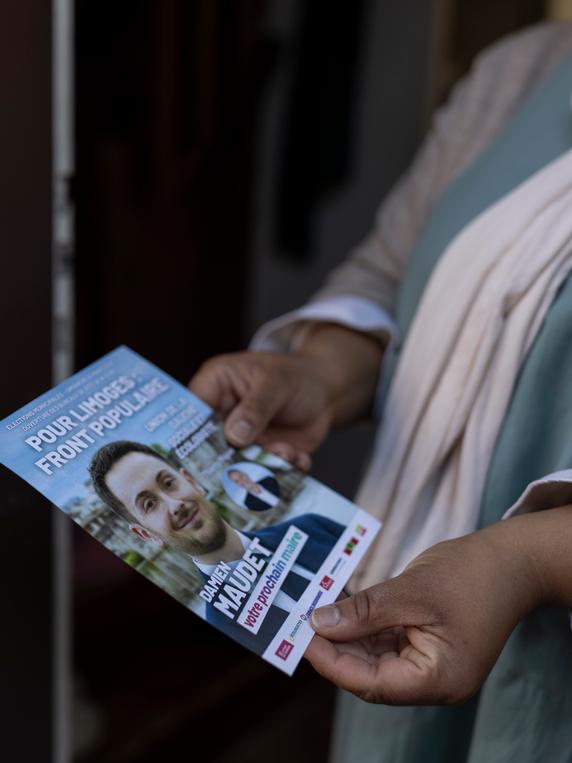 Un tract pour Damien Maudet, le candidat de La France insoumise à Limoges, pendant l’entre-deux-tours des élections municipales, à Limoges, le 19 mars 2026.