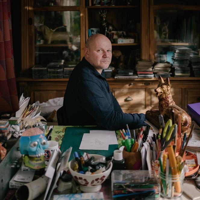 Guillaume Bouzard, auteur de bande dessinée, dans son atelier à Availles-sur-Chizé (Deux-Sèvres), le 18 mars 2026.