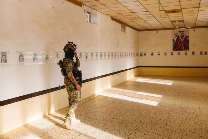 Dans une maison du village de Kocho (Irak), des affiches des yézidis disparus tapissent les murs, le 3 août 2021. 