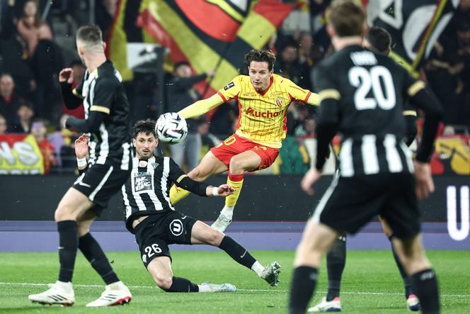 O jogador do Lens, Florian Thauvin (camisa amarela), contra o Angers, no dia 20 de março de 2026, no estádio Bollaert-Delelis, em Lens (Norte).