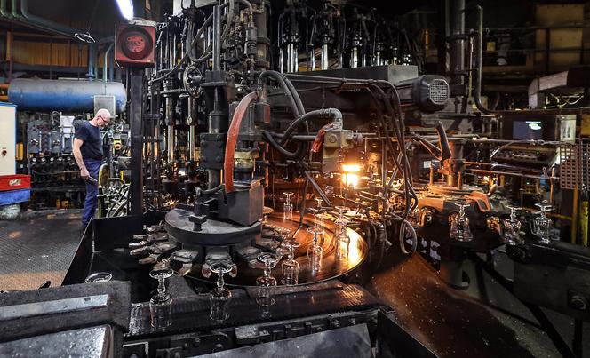 Dans la cristallerie d’arc international, à Arcques (Pas-de-Calais), le 8 janvier 2024.