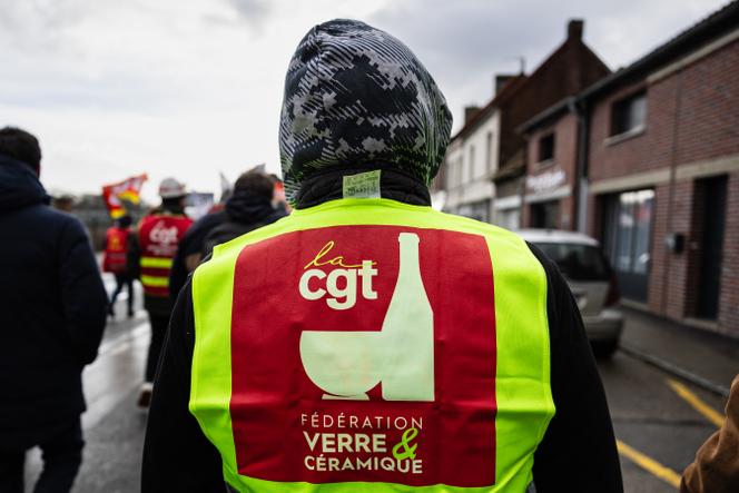 Durante uma reunião na véspera da apresentação oficial das ofertas públicas de compra da vidreira Arc, em Arques (Pas-de-Calais), 16 de fevereiro de 2026. 