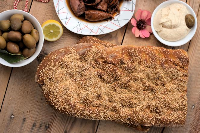 Originalmente, lagana é um pão achatado sem fermento, marcado com os dedos, tradição que Dimitri Alexopoulos continua.