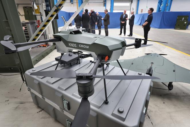 Le drone quadricoptère X25 (à droite) et le Crow, fabriqués par KNDS, sont exposés sur le site de Allach, à Munich (Bavière), le 19 mars 2026.