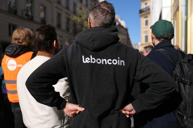 Lors d’une grève des employés de la plateforme de vente en ligne française Leboncoin, devant le siège de l’entreprise, à Paris, le 18 mars 2026.