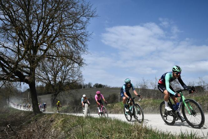 Le coureur français de l'équipe Decathlon-CMA CGM, Paul Seixas, lors des Strade Bianche, en Toscane (Italie), le 7 mars 2026.