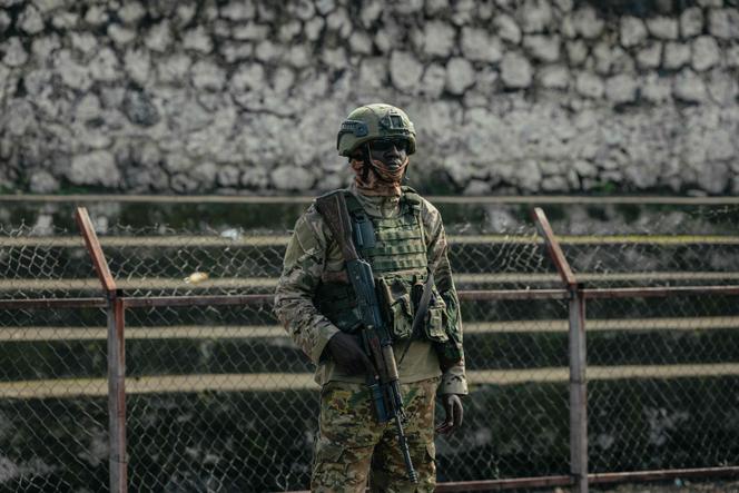 Un combattant de l’Alliance Fleuve Congo/Mouvement du 23 mars au stade Unity de Goma, le 20 mars 2026.