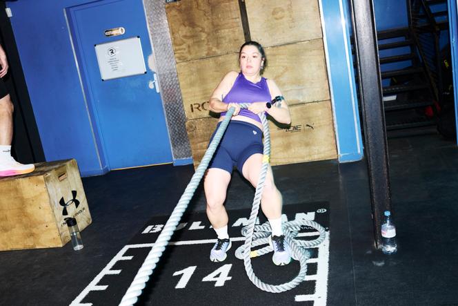 O teste de “tração do trenó”, que consiste em puxar um trenó com pesos por meio de uma corda, durante o treino Hyrox no pavilhão esportivo R2 Training Vendôme, em Paris 2ᵉ, no dia 4 de fevereiro de 2026.