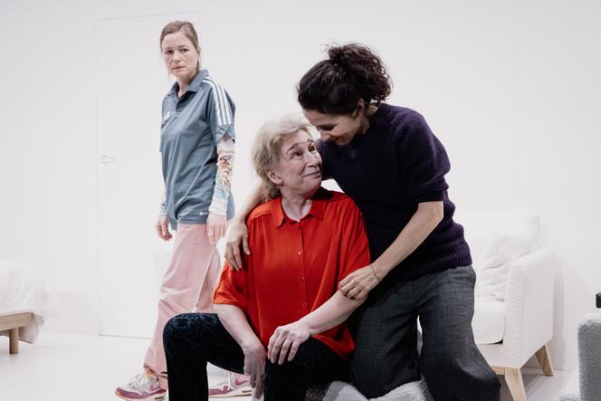 Cécile Coustillac, Clotilde Mollet et Chloé Réjon dans « A notre place », d’Arne Lygre, mis en scène par Stéphane Braunschweig, au Théâtre national de Bretagne, à Rennes, lors de sa création, le 3 mars 2025.