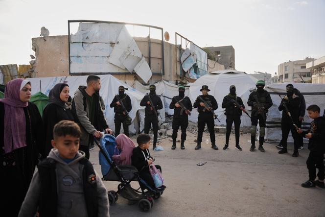 Militantes palestinos armados do Hamas e da Jihad Islâmica reúnem-se após a oração do Eid al-Fitr em Gaza, 20 de março de 2026.