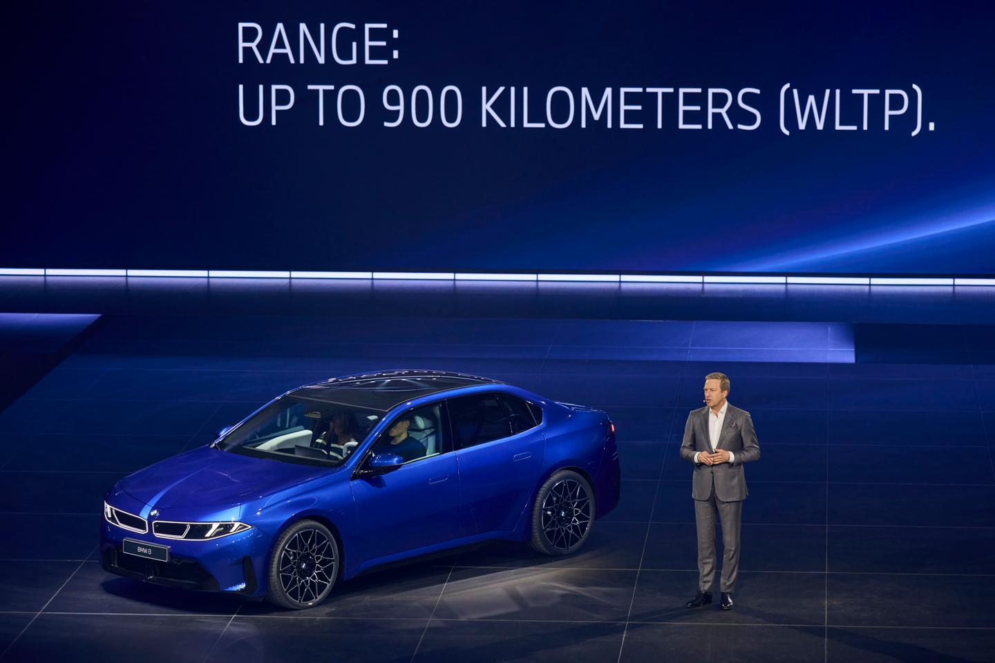 En pleine flambée des prix des carburants, BMW dévoile l’i3, sa nouvelle berline électrique à l’autonomie proche de celle d’un diesel