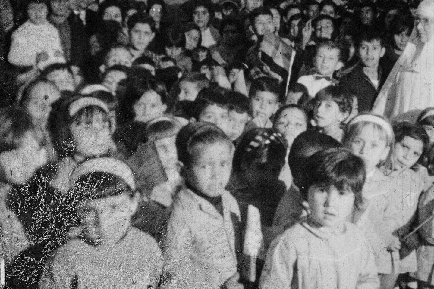 Avec « Derrière les drapeaux, le soleil », l’autopsie de la dictature paraguayenne par le biais des archives