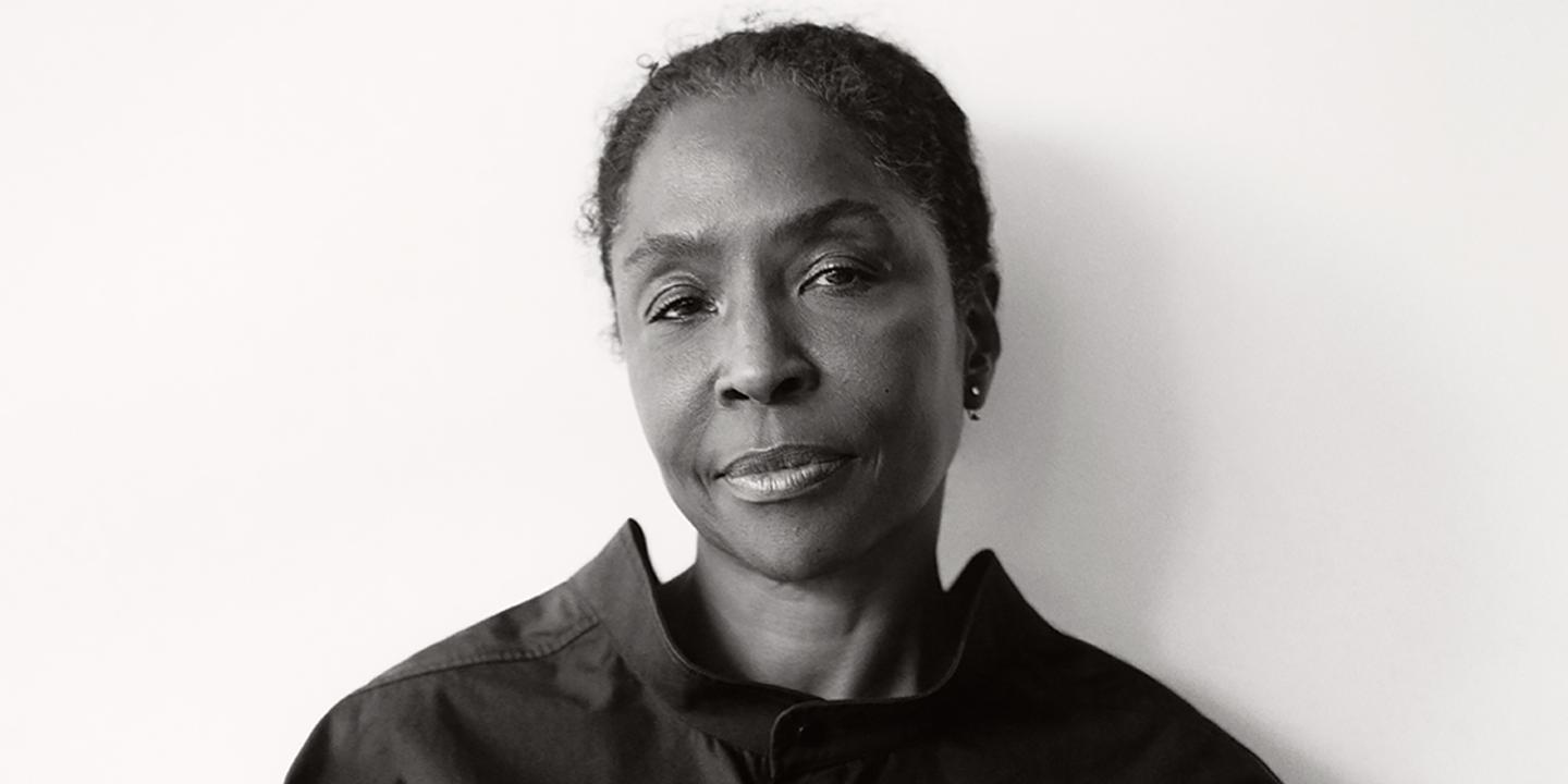 Venise célèbre Lorna Simpson, artiste qui questionne la représentation des Afro-Américaines