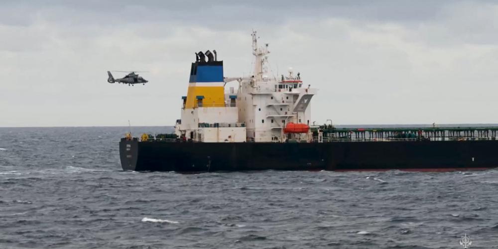 Le « Deyna », 250 mètres de long, qui figure sur la liste des navires sous sanctions de l’UE sera escorté par la marine vers les eaux françaises depuis les Baléares, selon une source proche de l’enquête citée par l’AFP. Il s’agit du troisième pétrolier présumé de la flotte fantôme russe intercepté par la France. - - / AFP