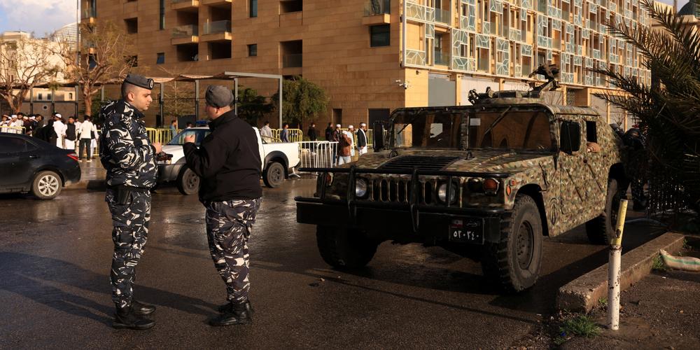 Des forces de l’ordre devant la mosquée Mohammad-Al-Amin, lors des prières de l’Aïd-el-Fitr, marquant la fin du ramadan, à Beyrouth, le 20 mars 2026. - RAGHED WAKED / REUTERS