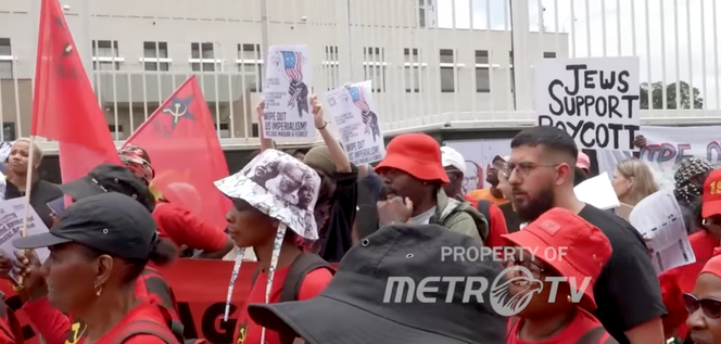 Durante a marcha contra o imperialismo americano organizada a pedido do ANC, em Joanesburgo, 21 de março de 2026.
