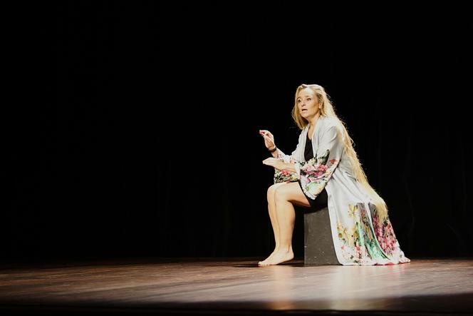 Céline Ripoll dans son seule-en-scène « Née le 8 mars 1977 », en 2025.