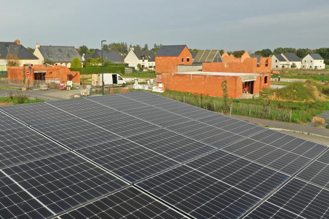Les panneaux photovoltaïques d’une verrière solaire installée à proximité de maisons en construction dans un lotissement à Hede-Bazouges (Ille-et-Vilaine), le 29 octobre 2022. 