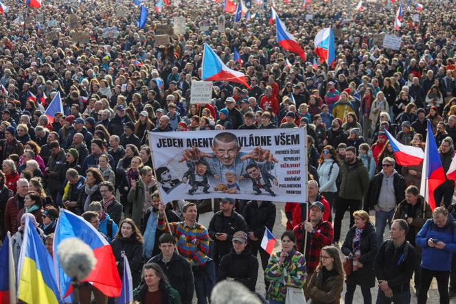 Manifestação antigovernamental em Praga, 21 de março de 2026. 
