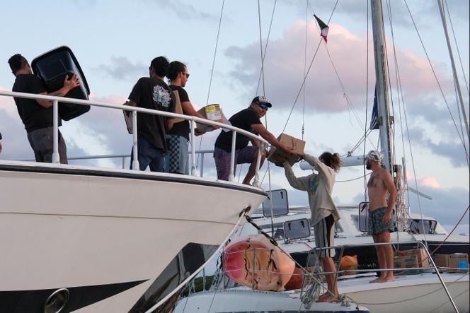 Des militants du convoi « Nuestra America » chargent un bateau d’aide humanitaire pour Cuba, à Isla Mujeres (Mexique), le 20 mars 2026. 