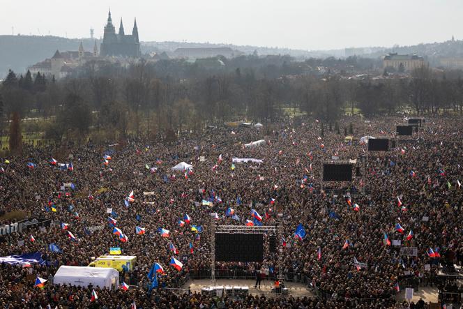 Manifestação antigovernamental em Praga, 21 de março de 2026. 