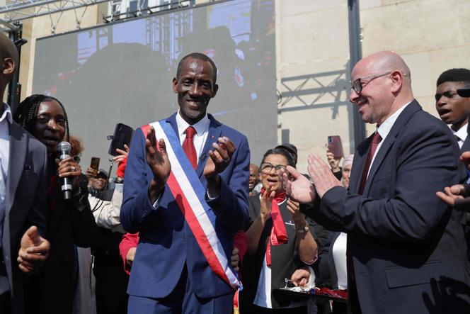 Le nouveau maire de Saint-Denis-Pierrefitte, Bally Bagayoko (LFI), devant la mairie de sa ville, samedi 21 mars 2026.