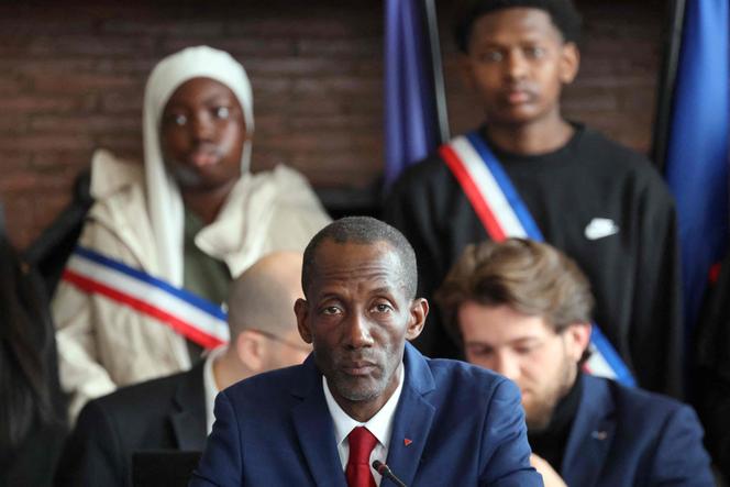 Le maire, Bally Bagayoko, lors de son premier conseil municipal à Saint-Denis, le 21 mars 2026.
