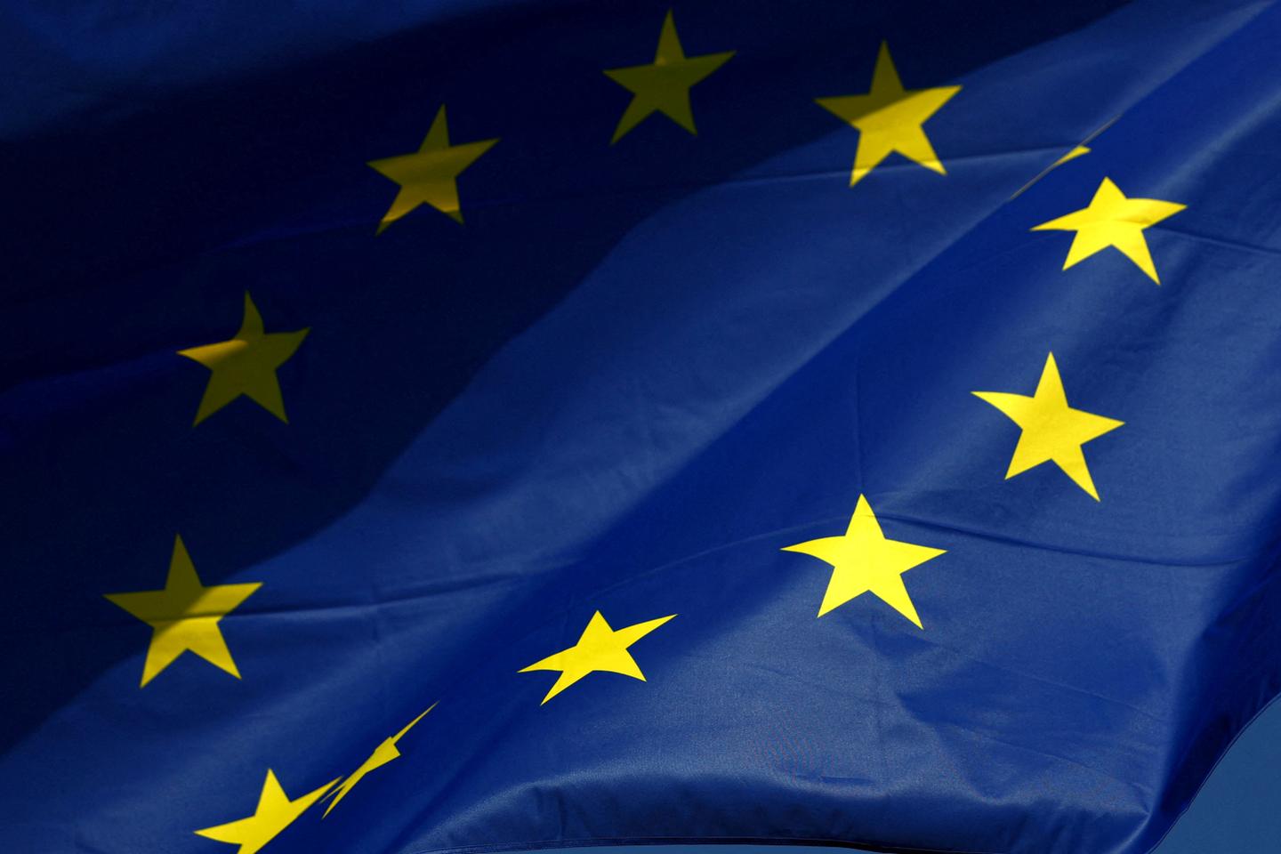 « Le retrait du drapeau européen par certaines mairies RN est une insulte à la République »