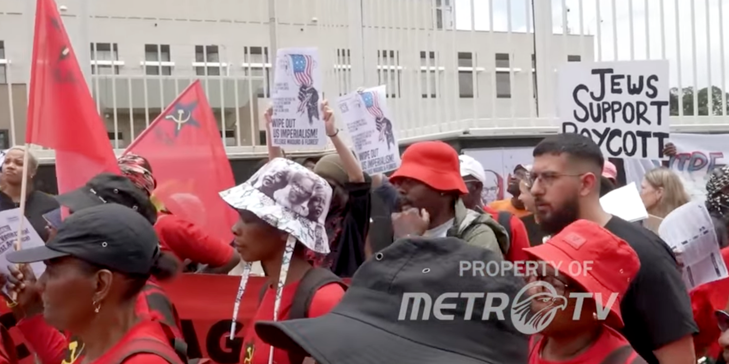 En Afrique du Sud, des milliers de personnes défilent « en défense de la souveraineté », après des mois de pressions américaines