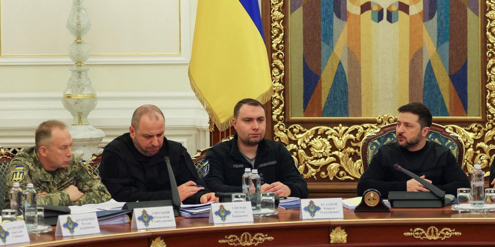 Photo d’archive montrant, de droite à gauche, le président ukrainien, Volodymyr Zelensky, le chef de l’administration présidentielle, Kyrylo Bpudanov, le secrétaire du Conseil de sécurité nationale et de défense Roustem Oumerov et le commandant en chef des forces armées ukrainiennes, le colonel général Oleksandr Syrsky, à Kiev, le 3 mars 2026. - MAKSYM KISHKA / REUTERS