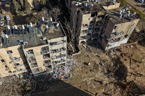Un cratère causé par le tir d’un missile iranien, dans un quartier résidentiel d’Arad (Israël), le 22 mars 2026.