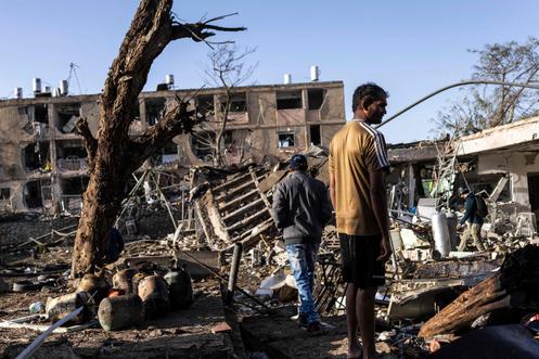 Le site de l’attaque aérienne iranienne à Dimona (Israël), le 22 mars 2026.