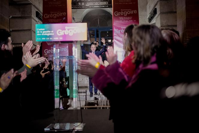 Emmanuel Grégoire, élu maire de Paris, prononce un discours après sa victoire, à Paris, le 22 mars 2026.
